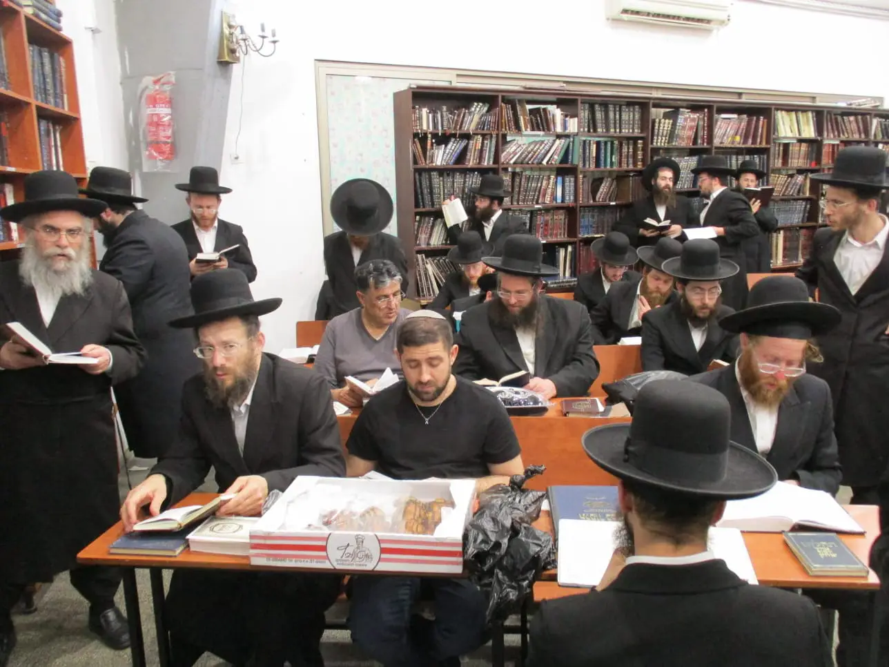 חסידי גור ערד בתפילה משותפת